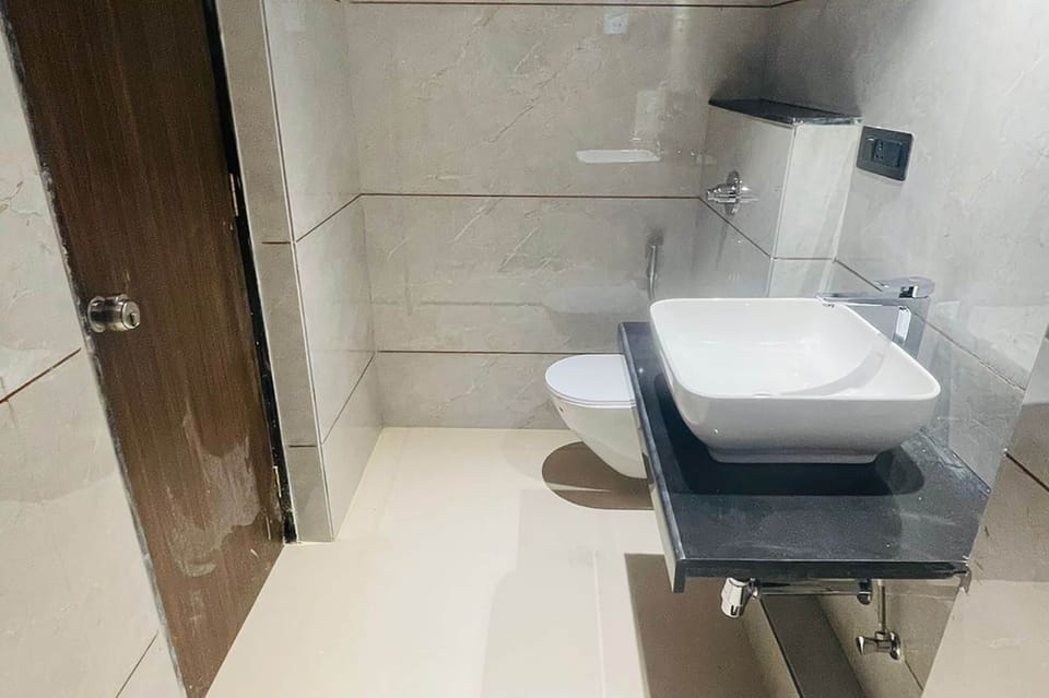 Shower, rainfall showerhead, free toiletries, towels