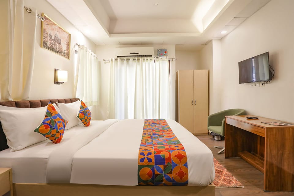 Egyptian cotton sheets, premium bedding, in-room safe, desk