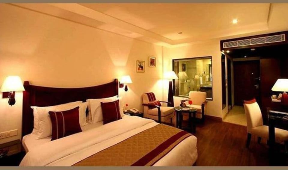 Deluxe Room | Egyptian cotton sheets, premium bedding, in-room safe, soundproofing