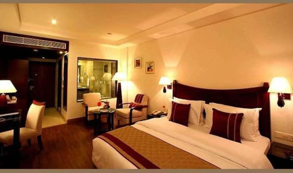 Deluxe Room | Egyptian cotton sheets, premium bedding, in-room safe, soundproofing