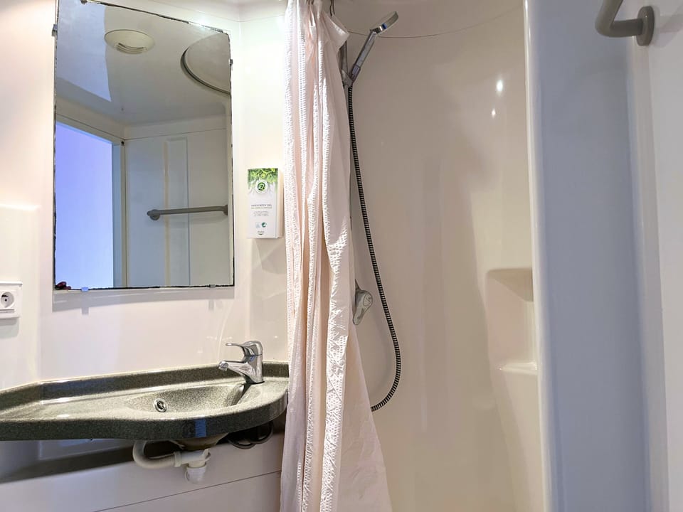 Standard Single Room | Bathroom | Shower, towels