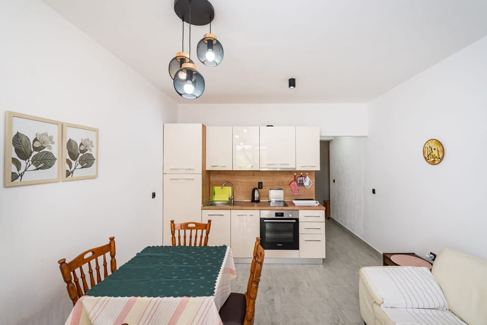 Apartment, 2 Bedrooms, Balcony, Garden View | Interior