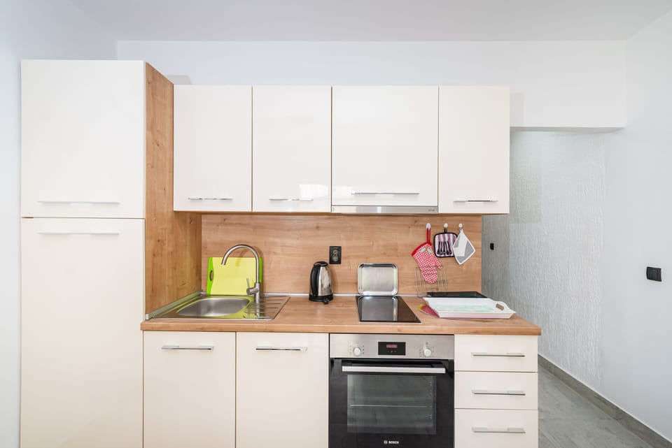 Apartment, 2 Bedrooms, Balcony, Garden View | Private kitchen