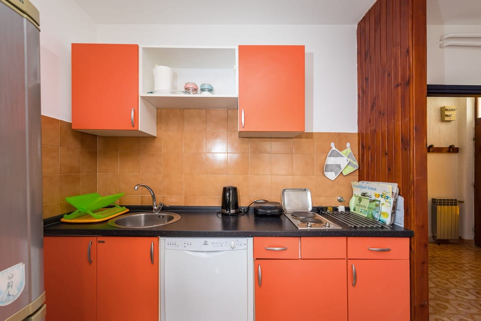 Apartment, 2 Bedrooms, Balcony, Garden View | Private kitchen