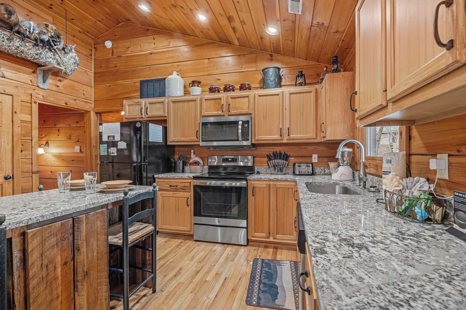 Fully equipped kitchen: dish/silver/bake/cook-ware provided