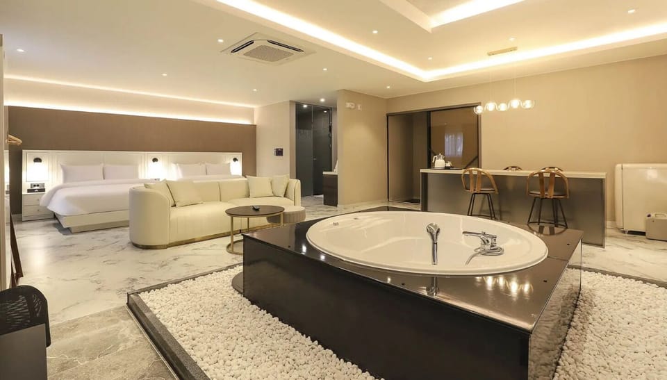 Suite Family Twin Avenue - Spa | Premium bedding, free minibar items, desk, laptop workspace