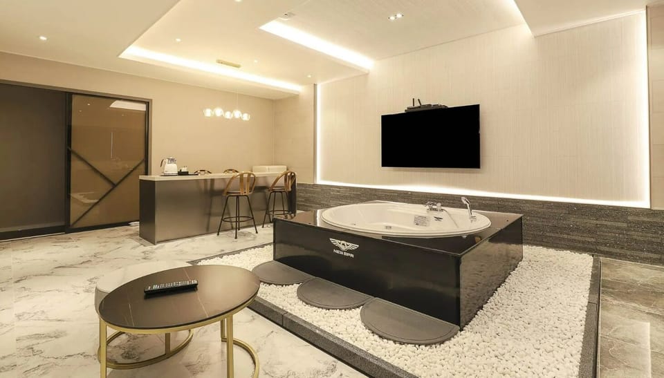 Suite Family Twin Avenue - Spa | Premium bedding, free minibar items, desk, laptop workspace