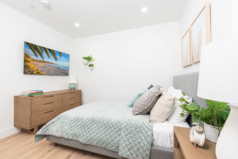 The third bedroom (located on first level) features a queen bed, closet, TV and access to the Jack and Jill bathroom.
                