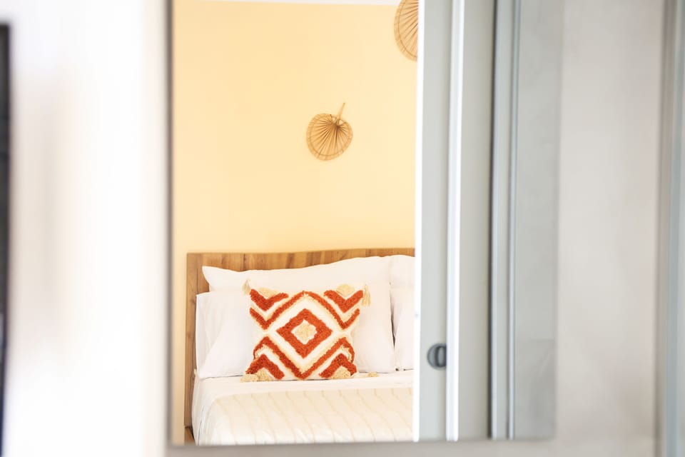 Deluxe Room, 1 Bedroom, Garden View | Bathroom | Rainfall showerhead, hair dryer, bidet, towels