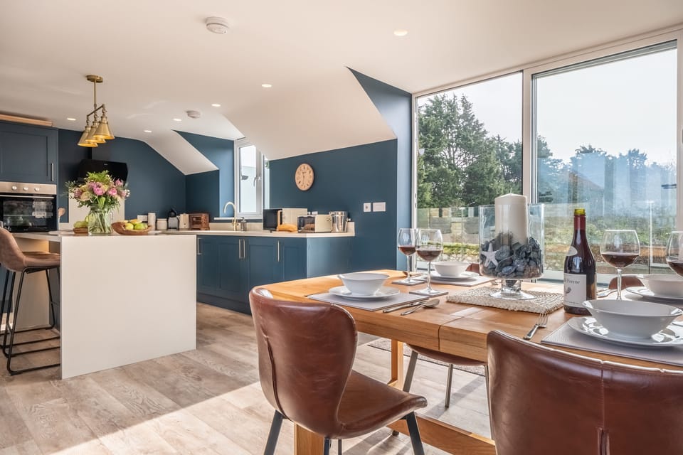May Cottage, Titchwell: Kitchen and dining area