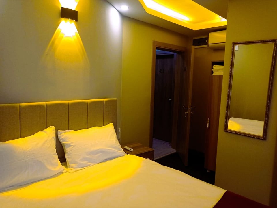 Room | Hypo-allergenic bedding, memory foam beds, minibar