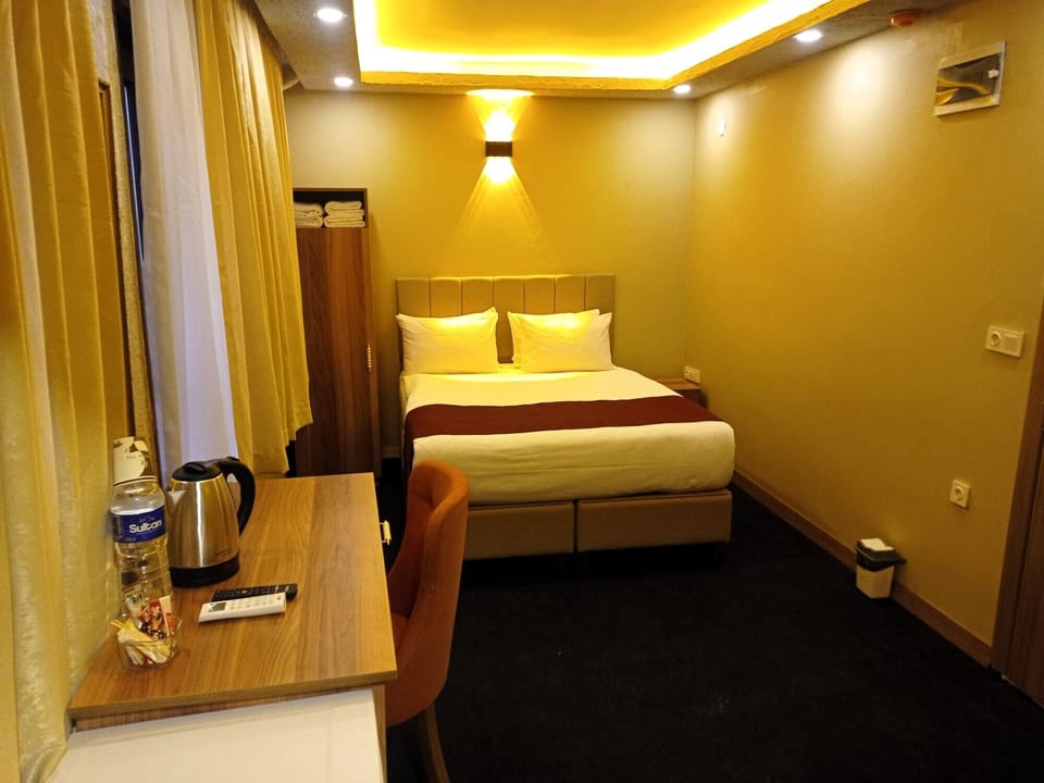 Room | Hypo-allergenic bedding, memory foam beds, minibar