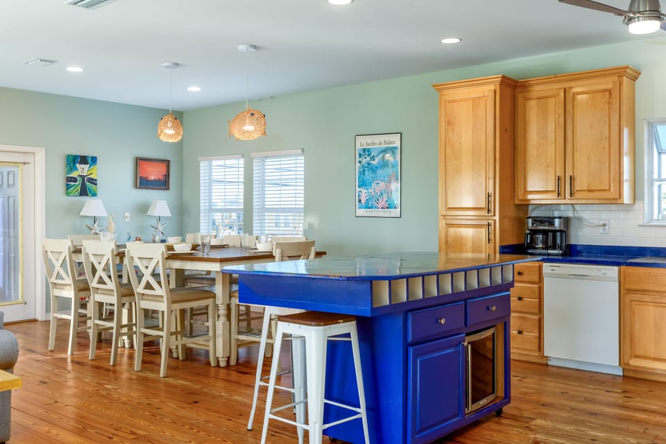 009 Coconut Breeze Kitchen Island and Dinning Room