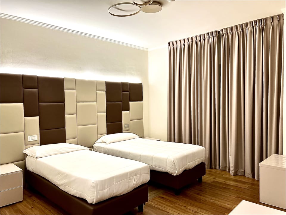 Comfort Twin Room | Minibar, in-room safe, desk, laptop workspace
