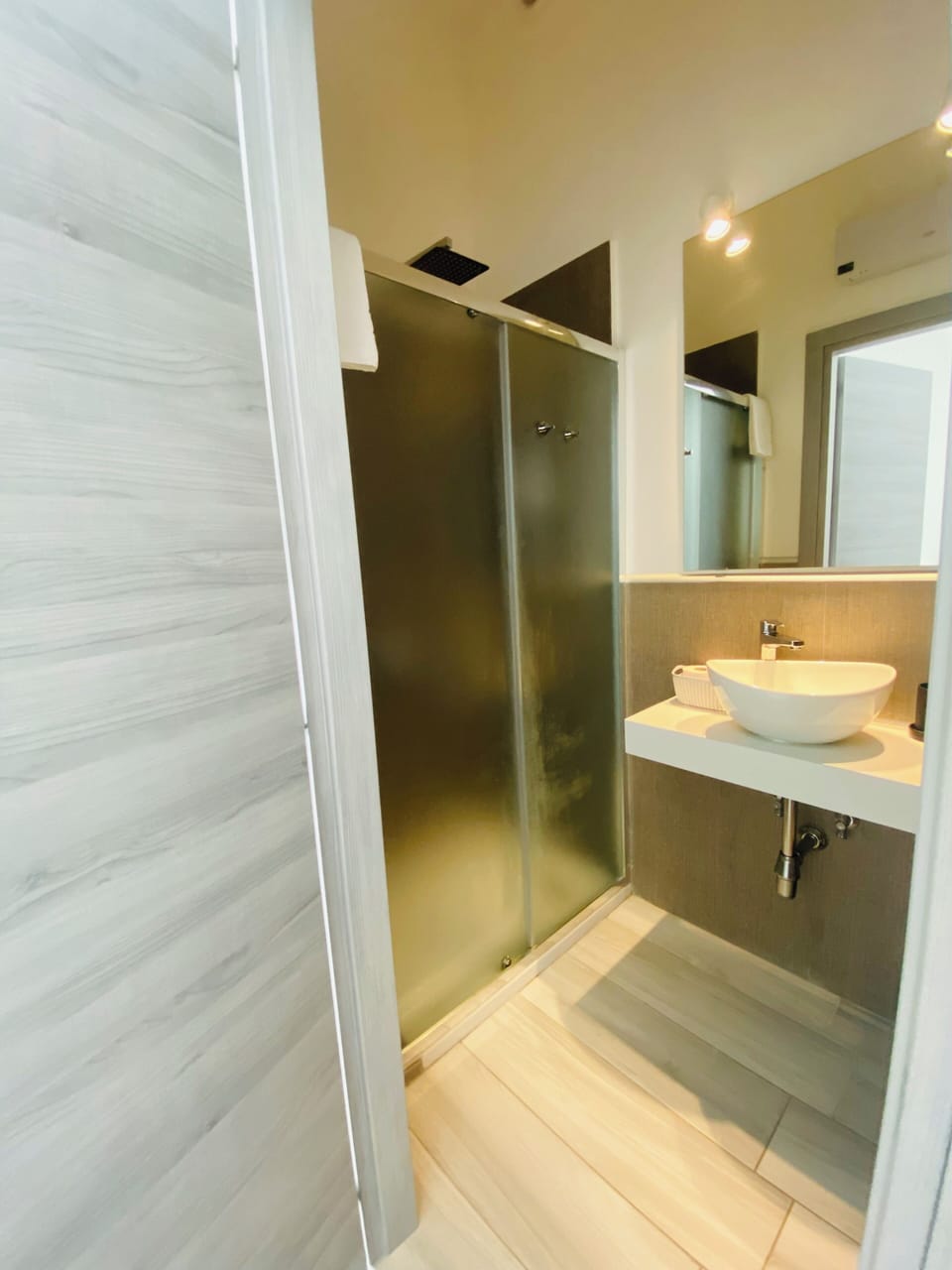 Design Room | Bathroom | Shower, rainfall showerhead, hair dryer, bidet