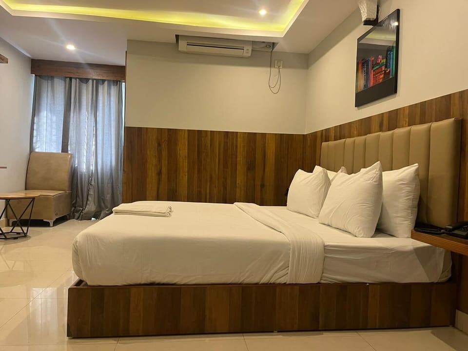 Deluxe Room | 1 bedroom, desk, laptop workspace, soundproofing