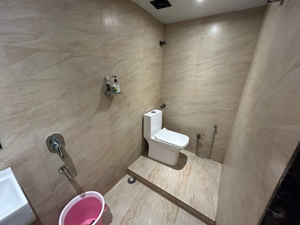 Standard Room | Bathroom | Rainfall showerhead, bathrobes, towels, soap