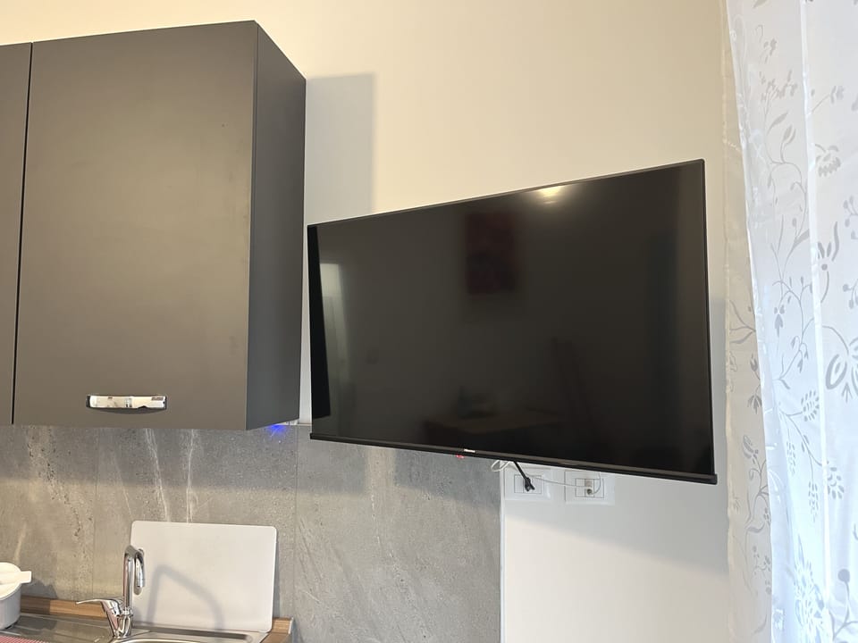 Executive Apartment, 1 Bedroom, Non Smoking, Kitchen | Television