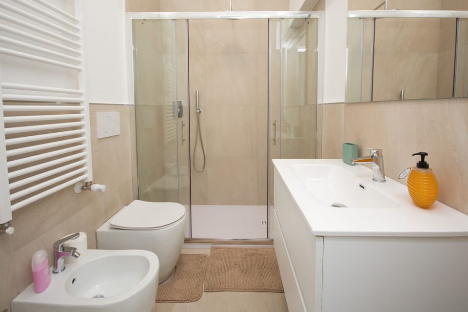 Business Apartment, 1 Bedroom, Non Smoking, Kitchen | Bathroom | Shower, rainfall showerhead, free toiletries, hair dryer