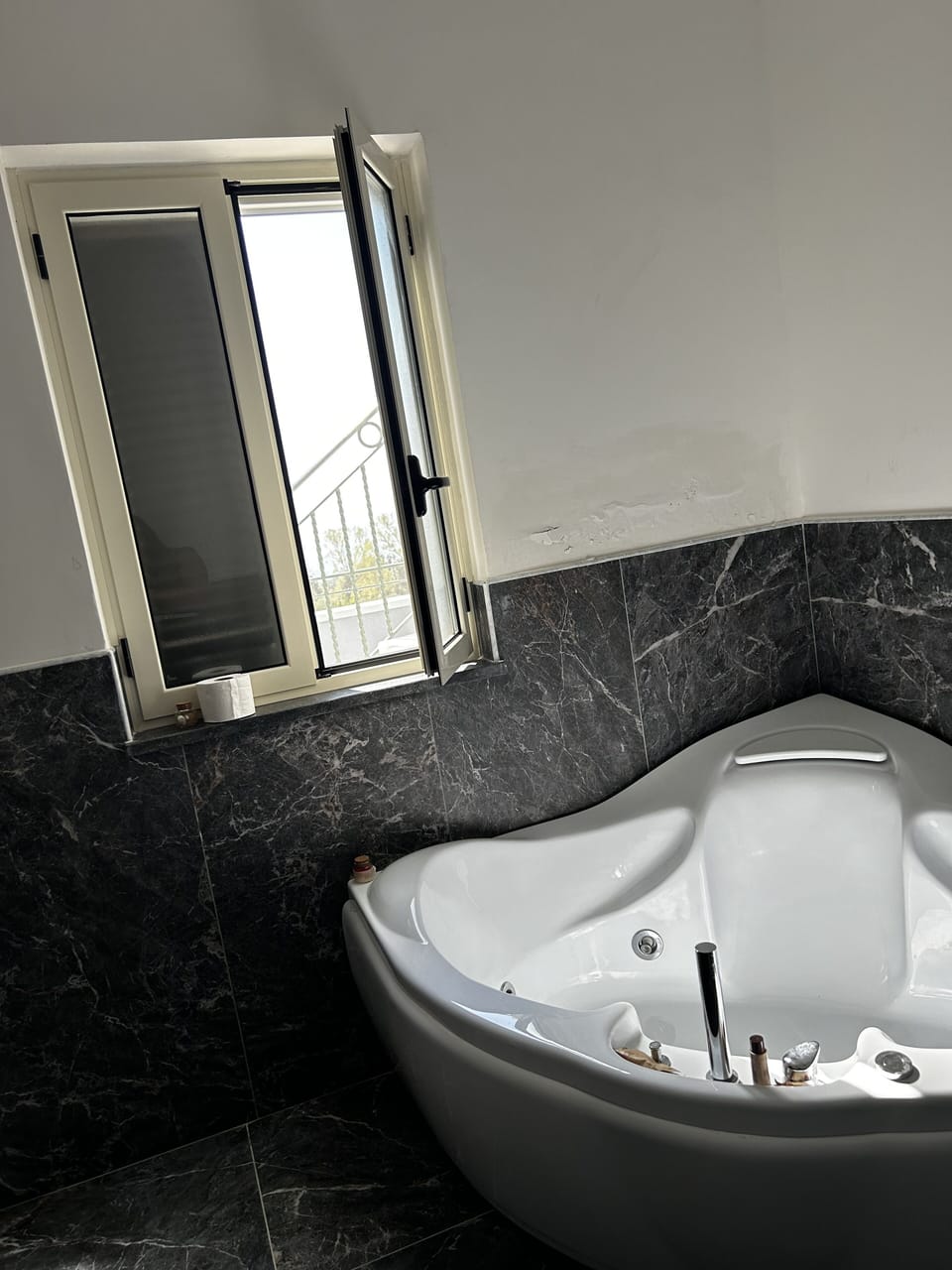 Romantic Suite | Bathroom | Free toiletries, hair dryer