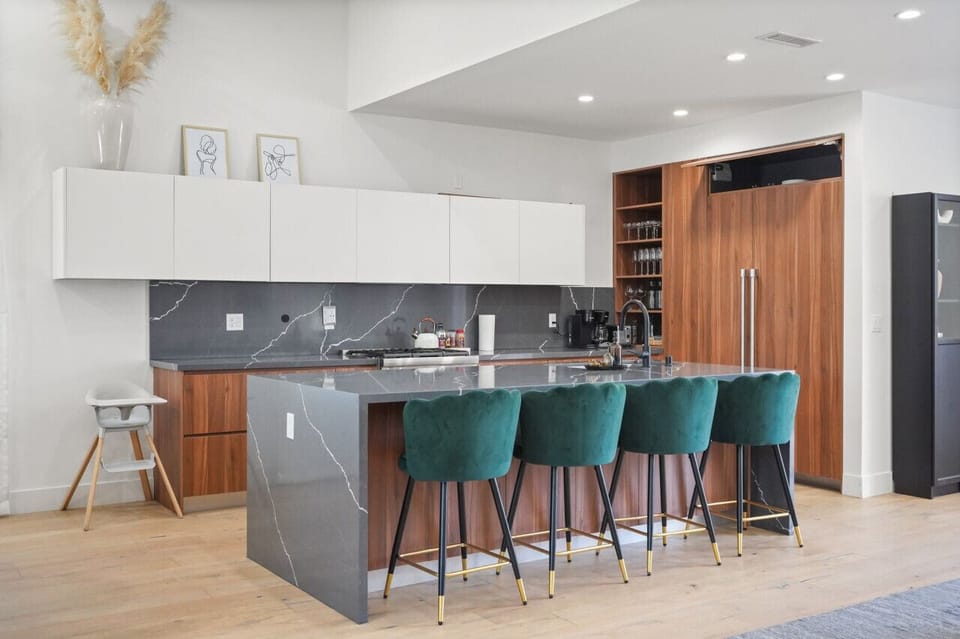 Sophisticated breakfast bar w/ seating for 4