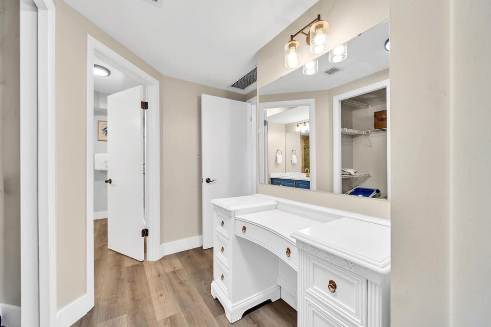 primary bedroom vanity/desk 
