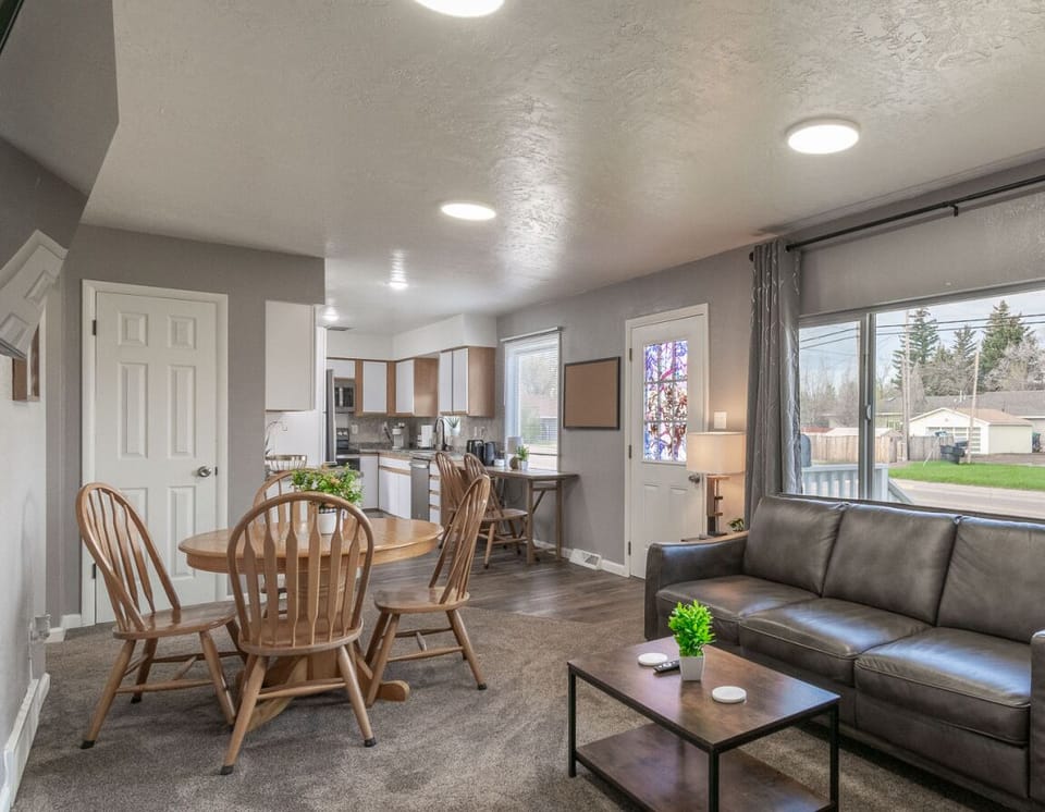 Dinning Area & Livingroom