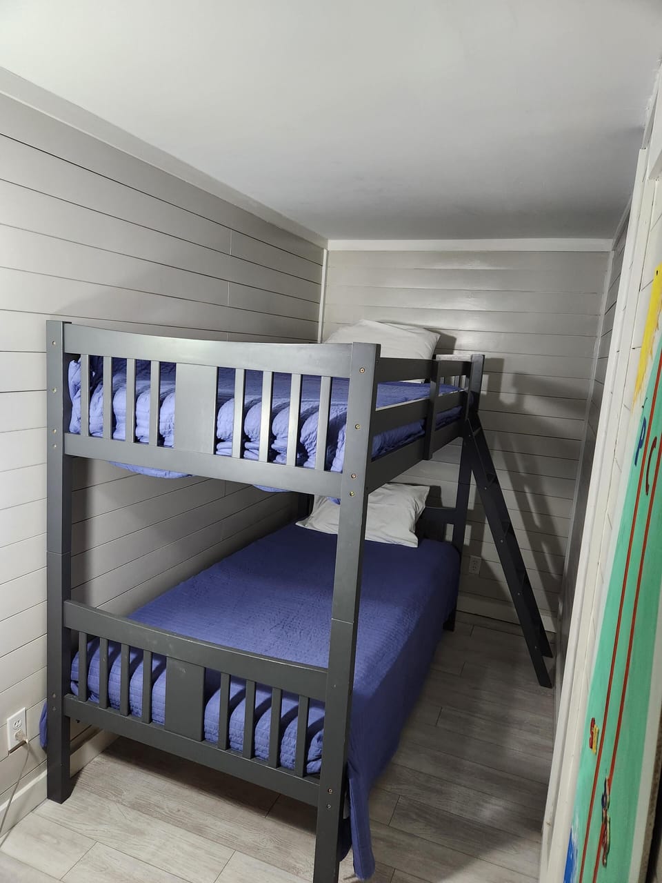 Room with Bunk Becs