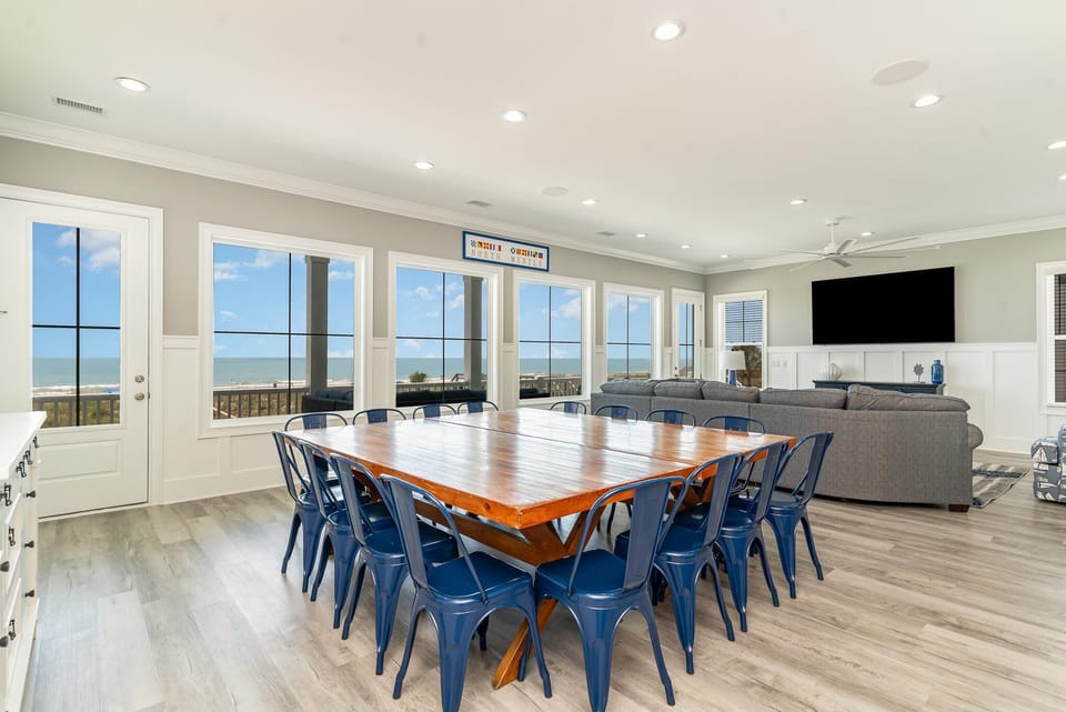 Seating for 16 at dining table