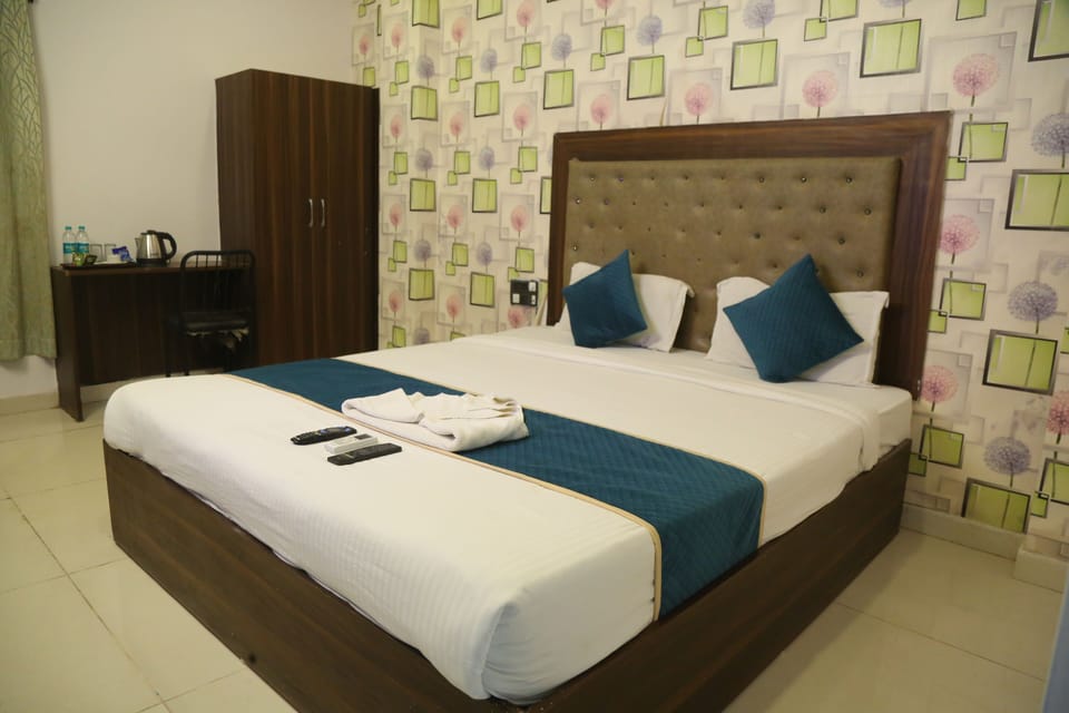 Superior King Room | Pillowtop beds, desk, laptop workspace, soundproofing