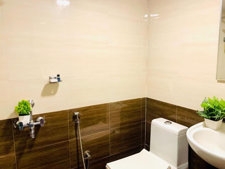 Rainfall showerhead, free toiletries, slippers, towels