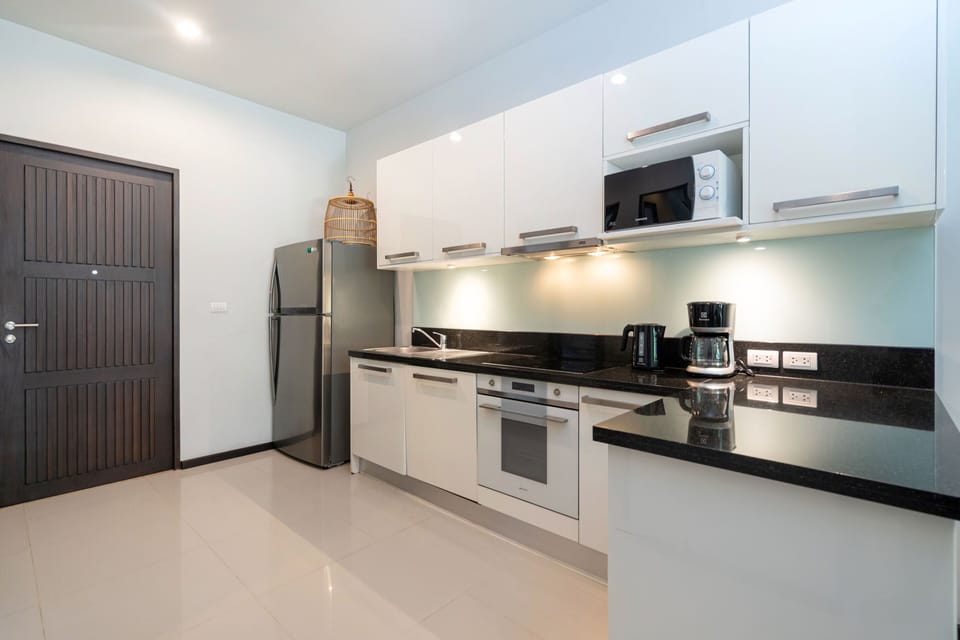 Luxury Villa | Private kitchen | Fridge, microwave, oven, stovetop