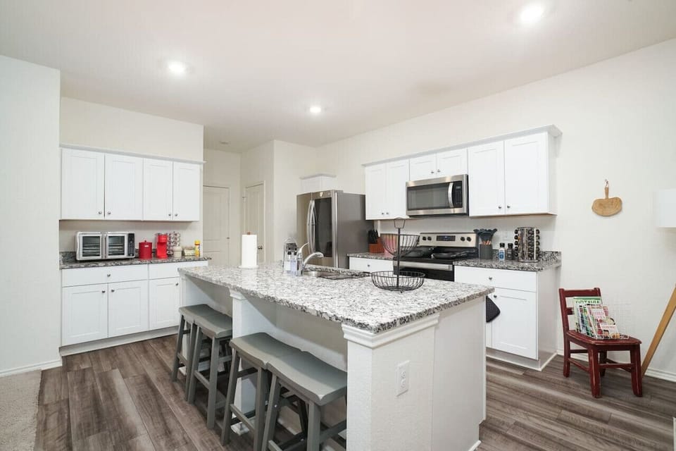 Bright and airy vacation home with full kitchen, ideal for hosting special occasions