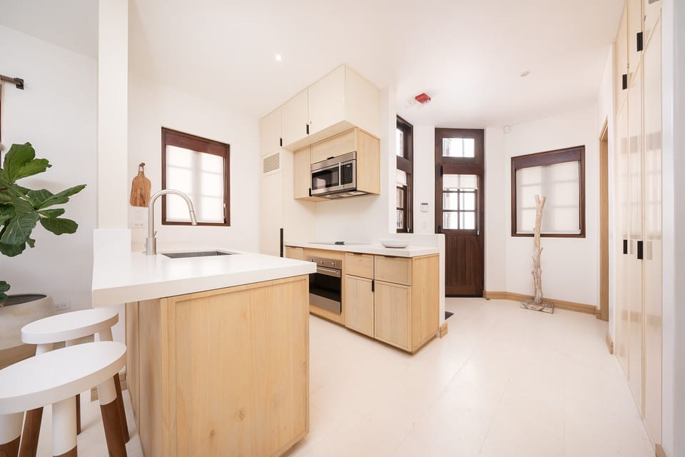 Fully equipped kitchen with breakfast bar for two, next to the condo entrance