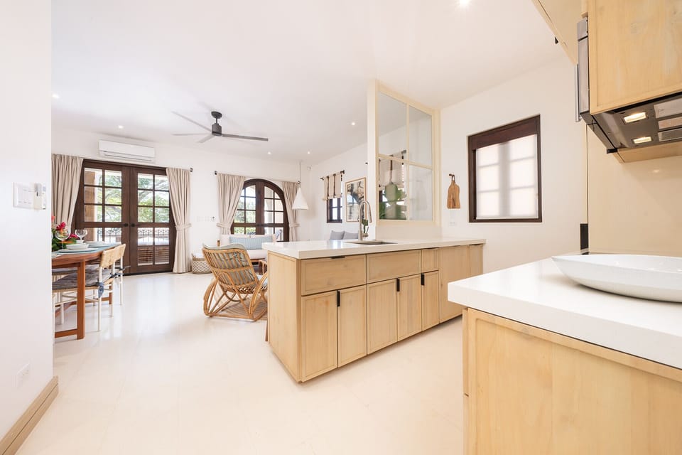 Open-concept living area with a bright and fully equipped kitchen