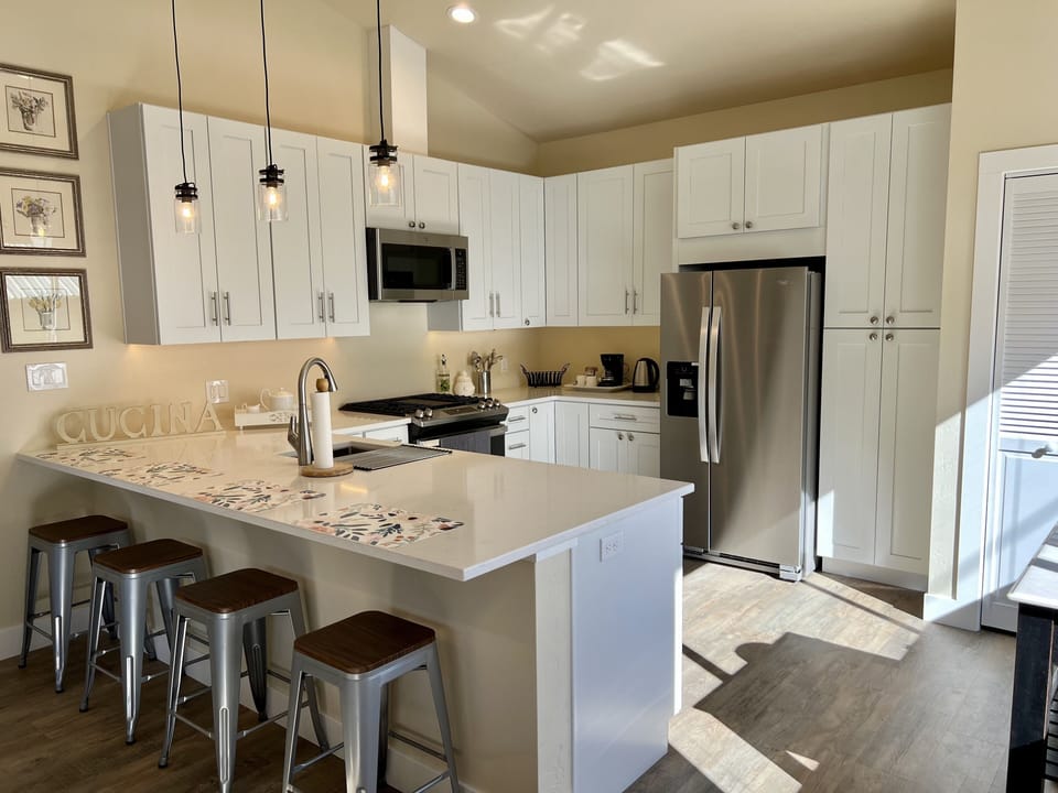 Quartz countertops for kitchen dining