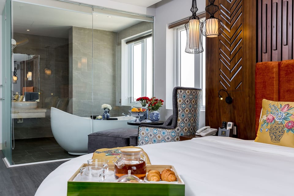 Premier Double Room, 1 King Bed, Bathtub, City View | Premium bedding, minibar, in-room safe, desk