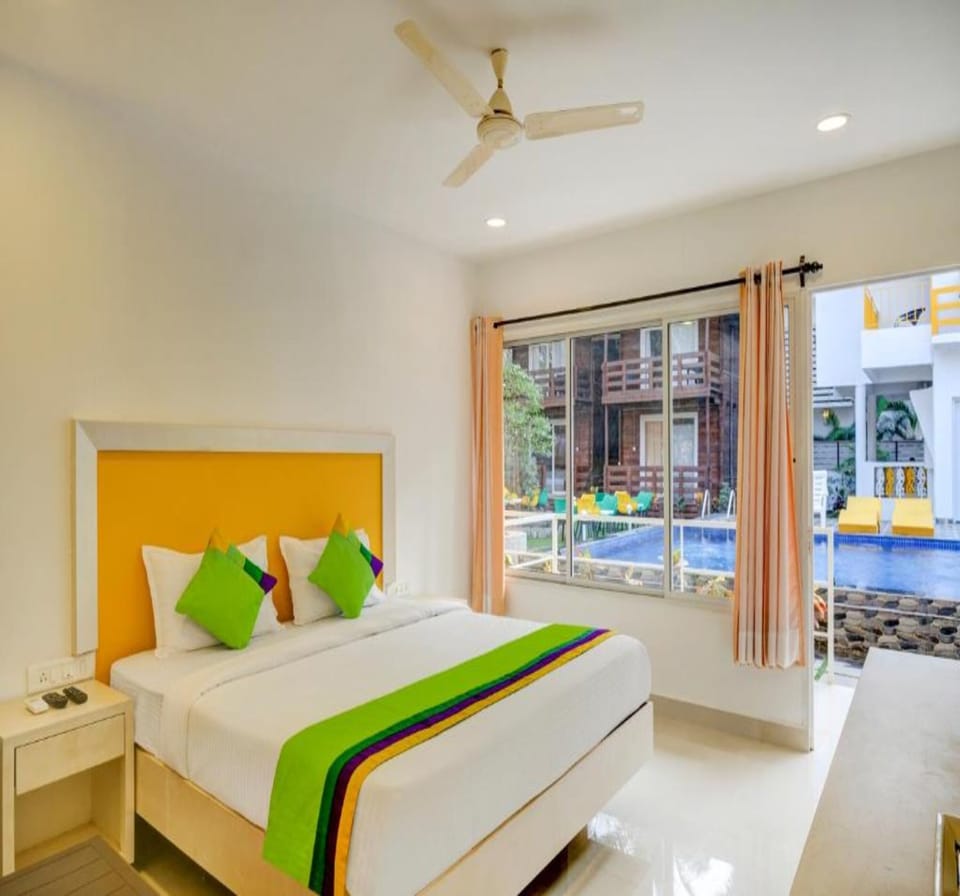 Deluxe Room With Pool View | Premium bedding