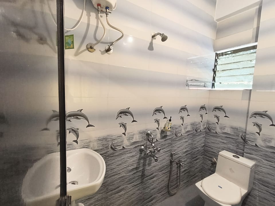 Executive Room | Bathroom | Shower, towels, soap, toilet paper