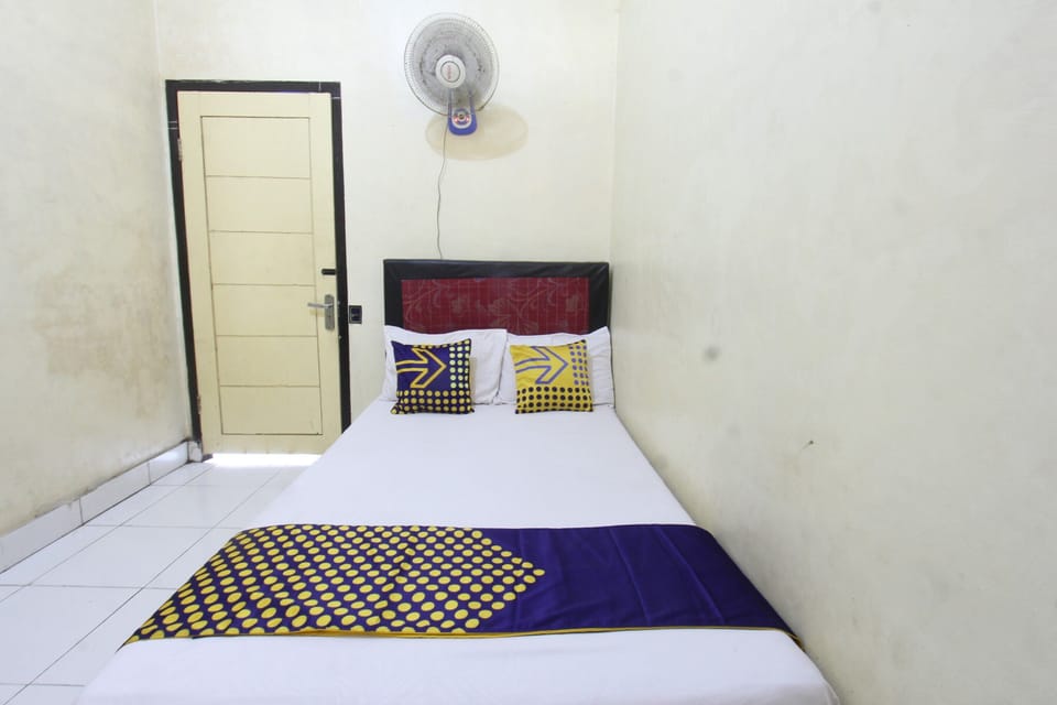Standard Double Room | Desk, WiFi (free), bed sheets