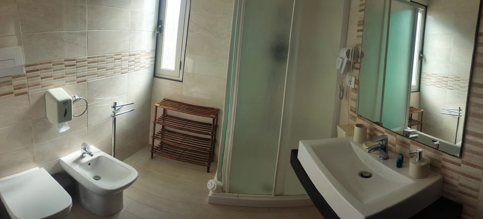 Traditional Double or Twin Room, Ensuite, Courtyard View (Camera 5) | Bathroom | Rainfall showerhead, hair dryer, bidet, soap