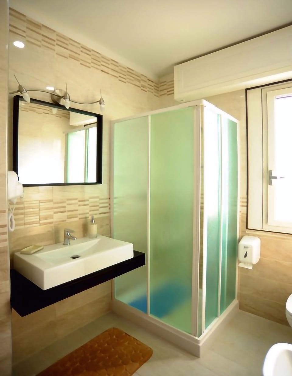 Design Double Room, Ensuite, Courtyard View (Camera 6) | Bathroom | Rainfall showerhead, hair dryer, bidet, soap