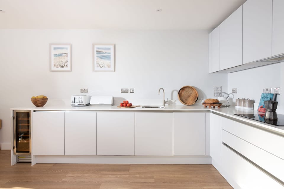Wine fridge, dishwasher, kettle, toaster in kitchen - Ocean's Eleven, The Liner