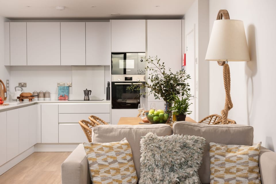 Kitchen area with oven, hob and microwave- Ocean's Eleven, The Liner