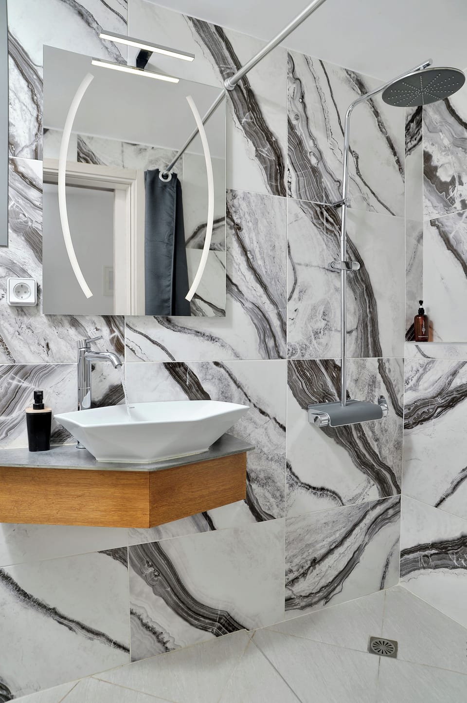 Deluxe Double Room | Bathroom | Rainfall showerhead, hair dryer, slippers, bidet