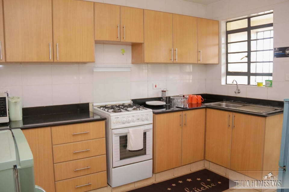 Business Apartment | Private kitchen | Fridge, microwave, oven, cookware/dishes/utensils