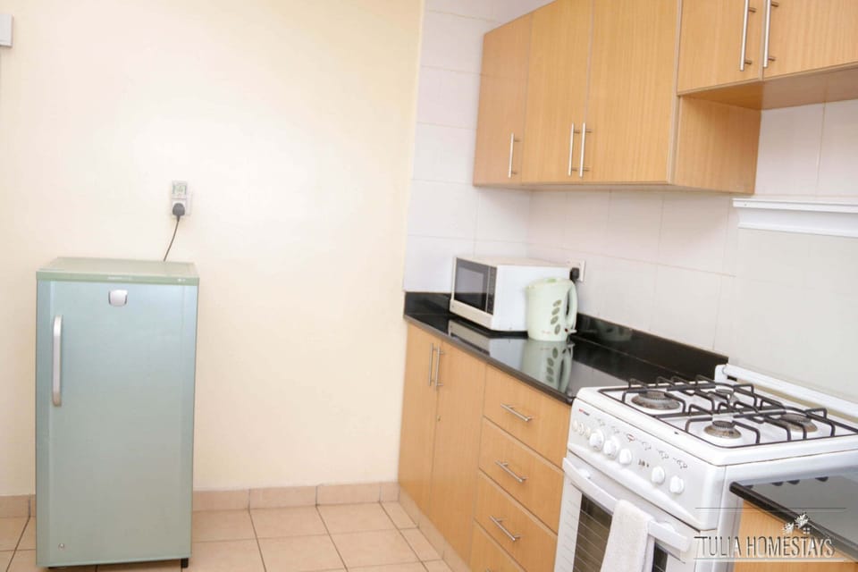 Business Apartment | Private kitchen | Fridge, microwave, oven, cookware/dishes/utensils