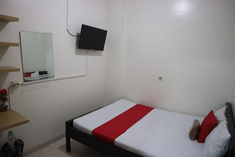 Basic Double Room | In-room safe, iron/ironing board, free WiFi, bed sheets