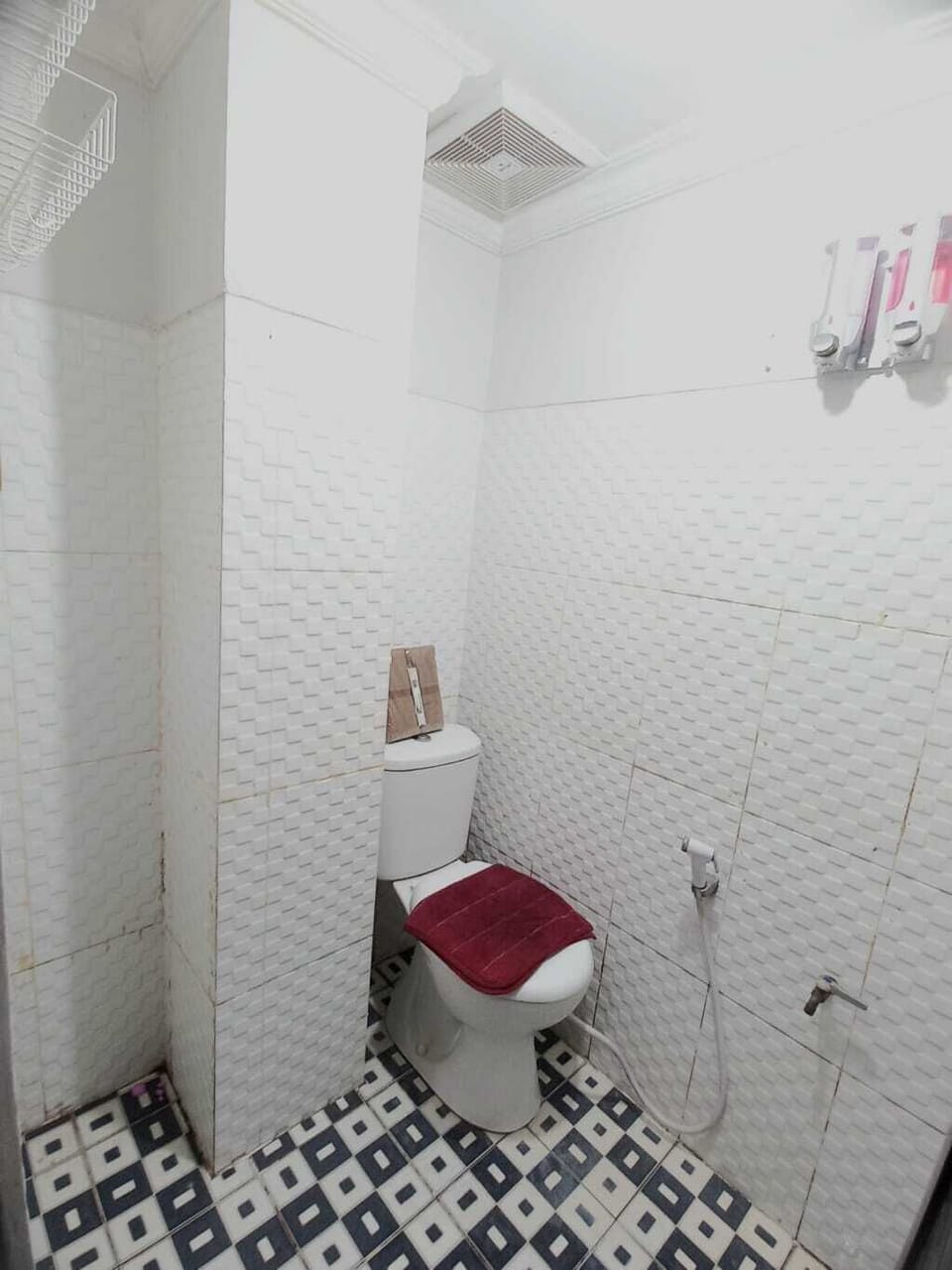 Basic Double Room | Bathroom | Shower, free toiletries, towels