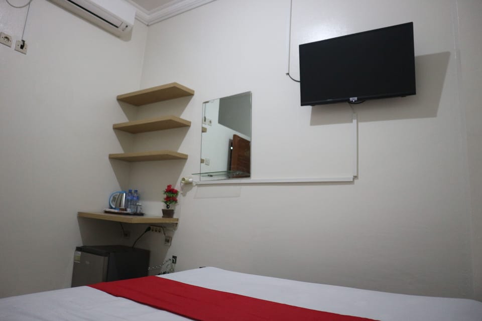 Basic Double Room | In-room safe, iron/ironing board, free WiFi, bed sheets